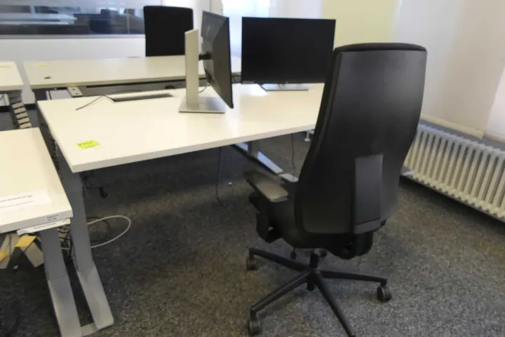 Elektrisch höhenverstellbarer Schreibtisch mit Bürostuhl Maße in cm ca. 160 x 80